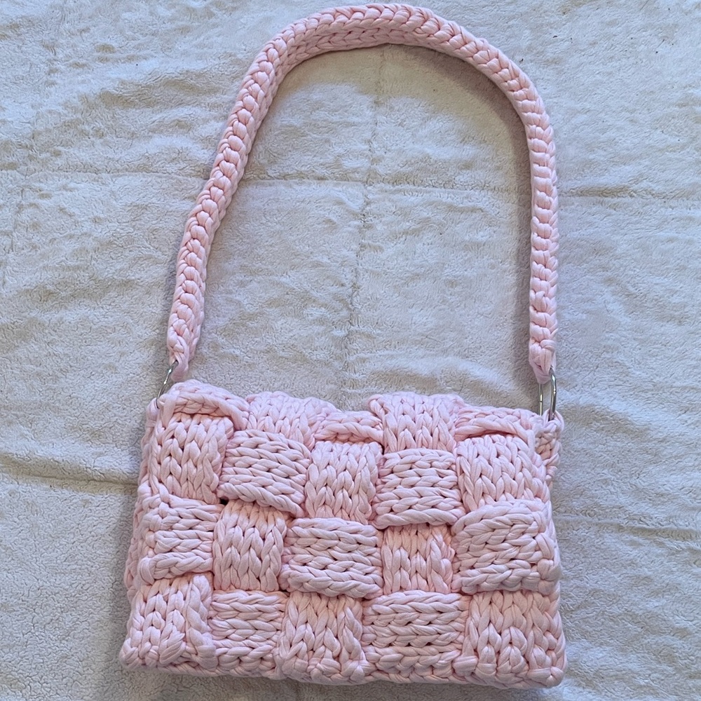 🌸🩰Baby Pink Woven Crossbody - Picture 4 of 11
